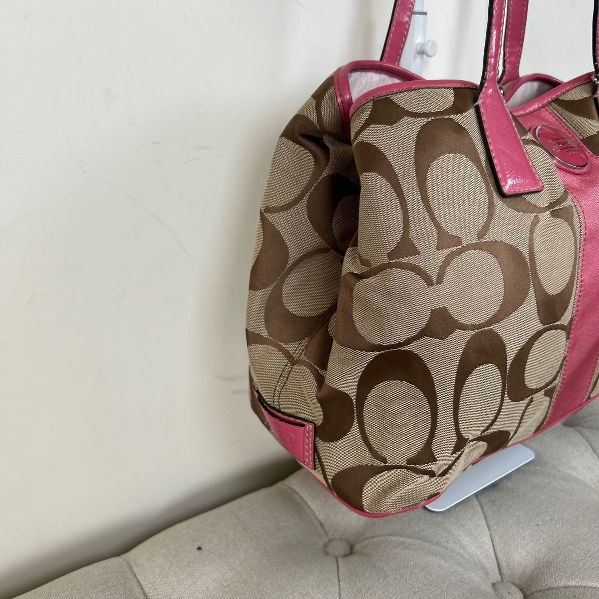 Coach Beige Pink Stripe 3 Compartment Kisslock Shoulder Bag B1171-F17424